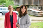 Katja Baumann (Simone Thomalla, r.) unterstützt ihre Freundin Lehrerin Michelle Schmid (Johanna Klante) in ihrem Umgang mit dem schwierigen Schüler Freddie.