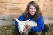Simin übt sich als Jungbäuerin auf einem Hof mit Tierwohlsiegel.