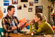 Gregor (Holger Matthias Wilhelm) und Vera (Sybille Waury) haben einen Streit, da Vera denkt, die Nachrichten der Sprachlernapp "Elena" stammen von einer Frau.