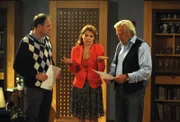 Uschi möchte den Streit bei Kirchleitners schlichten. Von links: Hubert Kirchleitner (Bernhard Ulrich), Uschi Guggenmoser (Silke Popp) und Martin Kirchleitner (Hermann Giefer).