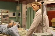 Dr. Robert Chase (Jesse Spencer, r.) untersucht den 66-jährigen Henry Errington (Howard Hessman, l.), der während eines Kartenspiels einen Abwesenheitsanfall erlitten hat.