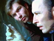 Am Tatort gehen Detective Hoyt (Jerry O'Connell, l.) und Nigel (Steve Valentine) auf Spurensuche. Dort finden sie neue Hinweise auf einen möglichen Täter.