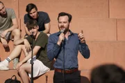 Bastian Tess (Florian Bartholomäi) ist Schuldirektor und lädt die gesamte Schülerschaft auf eine Party an, nachdem seine Schule eine Auszeichnung erhalten hat.