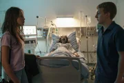 Mia (Bianca Nawrath, l.) ist irritiert, warum Maurice (Jakob Schmidt) Annabelle (Mila Böhning) im Krankenhaus besucht. Er und Annabelle haben sich in der Schule immer nur ignoriert.