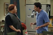 Krisengespräch: Berta (Conchata Ferrell, l.) und Charlie (Charlie Sheen, r.) ...