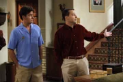 Während Alan (Jon Cryer, r.) seine Freundin heimlich einziehen lässt, hat Charlie (Charlie Sheen, l.) ganz andere Probleme ...
