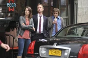 Machen sich Sorgen um Ted: Robin (Cobie Smulders, l.) und Barney (Neil Patrick Harris, M.) ...