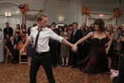 Rückblende auf eine ganz bestimmte Hochzeit, auf der Robin (Cobie Smulders) sich ihren Gefühlen Barney (Neil Patrick Harris) gegenüber nicht ganz im Klaren war ...