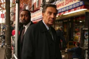Detective Ed Green (Jesse L. Martin, l.); Detective Lennie Briscoe (Jerry Orbach, r.)