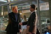Lt. Horatio Caine (David Caruso, l.) begrüßt Det. Taylor (Gary Sinise, r.), der extra aus New York angereist ist, um bei der Jagd nach dem Serienmörder Henry Darius zu helfen ...