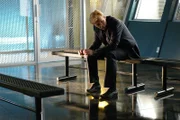 Eine junge Frau wird erstochen aufgefunden. Lt. Horatio Caine (David Caruso) kannte die Tote und wird zu allem Übel als Mörder verdächtigt ...