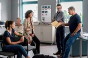 Brainstorming zum aktuellen Fall im Revier der Lübecker Ermittler: v.li.: Nina (Julia Schäfle), Schroeter (Veit Stübner), Dr. Zobel (Proschat Madani), Lars (Ingo Naujoks), Finn (Sven Martinek).
