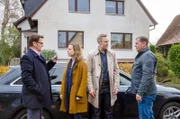 Die Ermittler Lars (Ingo Naujoks, l.) und Finn (Sven Martinek, r.) stellen sich Johanna Fahrig (Nadja Becker, 2.v.l.) vor. Die Verlobte ihres Ex-Ehemanns Torsten (Ben Braun, 2.v.r.) wurde ermordet.