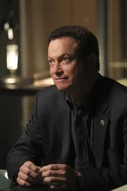 Detective Mac Taylor (Gary Sinise) sucht im Umfeld von ehemaligen Opfern eines get&ouml;teten Vergewaltigers nach Angeh&ouml;rigen. Eine hei&szlig;e Spur erh&auml;lt er dabei durch ein Haar vom Tatort: Es klebte am Isolierband, mit dem die H&auml;nde eines Ermordeten gefesselt waren.