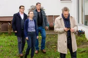 Lars (Ingo Naujoks, l.) und Finn (Sven Martinek, 3.v.l.) ermitteln in einem Mordfall, als sie erfahren, dass die Tochter von Johanna (Nadja Becker) und Torsten Fahrig (Ben Braun, r.) entführt wurde.