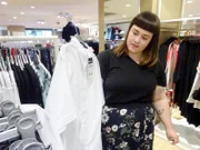 Lisa ist auf der Suche nach dem perfekten Outfit passend zum Wochenmotto.