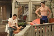 Fast wie ein Liebespaar: Walden beobachtet Alan bei seiner Arbeit an der Töpferscheibe - romantisch wie einst Demie Moore und Patrick Swayze ...