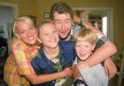 Sandra (2.v.l.) ist nach einem Jahr aus Amerika zurück und die Familie Kruse ist wieder komplett (v.l.: Gaby Köster, Marie Helen Dehorn, Frank Vockroth, Marius Theobald)