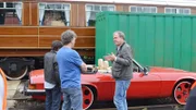 Richard Hammond (l.), James May (M.) und Jeremy Clarkson starten den Versuch, mit einem modifizierten Auto eine Lokomotive zu ersetzen.