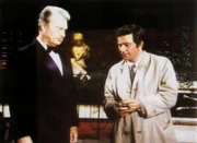 Lt. Columbo (Peter Falk, re.) kennt keine Berührungsängste und verhört den pensionierten und hochdekorierten Marine-General Martin Hollister (Eddie Albert).