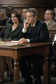 Connie Rubirosa (Alana De La Garza, l.); Michael Cutter (Linus Roache, r.)