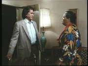 Jonathan (Michael Landon, l.) will erreichen, dass Aulani (Mokinhana, r.) ihr Selbstmitleid ablegt.