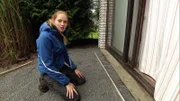 Klempnerin Sandra (23) wünscht sich für ihr Häuschen eine moderne Party-Terrasse mit Whirlpool.
