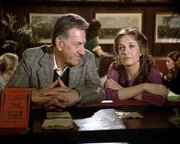 Quincy (Jack Klugman) kümmert sich auch in der Freizeit um die traumatisierte Krankenschwester Rachel (Karen Austin).