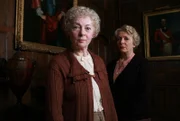 Miss Jane Marple (Geraldine McEwan, l) und Kirsten Lindstrom (Alison Steadman).; ONE AGATHA CHRISTIES MARPLE, "Tödlicher Irrtum", am Mittwoch (30.10.24) um 21:50 Uhr. Miss Jane Marple (Geraldine McEwan, l) und Kirsten Lindstrom (Alison Steadman).
