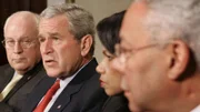 George W. Bush wird im Jahr 2001 von den Anschlägen vom 11. September überrascht.