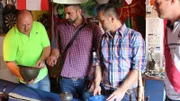 Von rechts: Alexander und Trödelexperte Mauro Corradino im Gespräch mit Händlern auf dem Hausflohmarkt.