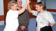 Die neue Krankenschwester Eva (Susanne Czepi, r.) hat Dr. Schmidt ganz schön Zucker gegeben. Nikola (Mariele Millowitsch) und Tim (Oliver Reinhard) sind begeistert.