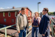 Die Lübecker Ermittler Finn Kiesewetter (Sven Martinek, l.), Nina Weiss (Julia Schäfle) und Lars Englen (Ingo Naujoks, r.) haben einen neuen Fall. Alexander Hoffmann wurde in seinem Haus am Wasser niedergestochen und tödlich verletzt.