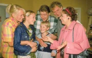 Die Freude ist groß: die geliebte Tochter der Kruses, Sandra, ist nach einem Jahr aus Amerika zurückgekommen (v.l.: Gaby Köster, Marie Helen Dehorn, hi. Frank Vockroth, vo. Marius Theobald, Mathias Komm, Franziska Traub).