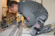 Trockenbauer Danilo mit ganzem Körpereinsatz.