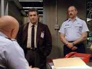 General Hammond (Don S. Davis, l.) befiehlt Rundell (Mitchell Kosterman, re.) die Dreharbeiten von Emmett (Saul Rubinek) zu überwachen. General Hammond (Don S. Davis, l.) befiehlt Rundell (Mitchell Kosterman, re.) die Dreharbeiten von Emmett (Saul Rubinek) zu überwachen.