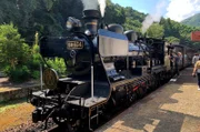 Die Dampflokomotive 58654 ist die älteste betriebsfähige Dampflok Japans. Sie fährt mit dem Hitoyoshi SL Express zwischen Kumamoto und Hitoyoshi.
