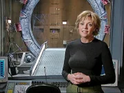 Carter (Amanda Tapping) wird auch von der Filmcrew interviewt. Sie erzählt ihnen etwas über die Funktionsweise des Stargates...