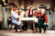 Third, fourth and fifth from the left: Schorsch (Rudi Decker), Zenzi, Kellnerin (Erna Wassmer ), Franz Hintermoser, Wirt (Peter Steiner)