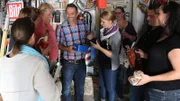 Stefan (li.) mit Trödelexperte Mauro Corradino (Mitte) auf dem Hausflohmarkt.