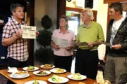 Gordon Ramsay (l.)
