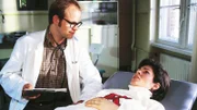 Susanne (Cheryl Shepard) erfährt von Dr. Stein (Atto Suttarp), dass sie schwanger ist. Das Kind kann nur von Maybach sein...