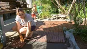 Johanna beim Verlegen der Holzplatten; Johanna beim Verlegen der Holzplatten