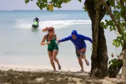 Mathilde Dorian (Amandine Chauveau, l.); Philippe Dorian (Valentin Papoudof, r.)