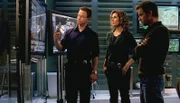 Angeblich soll es in New York eine Art Bermudadreieck geben, in dem durch erhöhte Strahlung elektronische Geräte ausfallen und Menschen verschwinden. Die Detectives Taylor (Gary Sinise, l.), Bonasera (Melina Kanakaredes) und Messer (Carmine Giovinazzo) überprüfen diese Theorie.