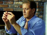 Der Detektiv Hank Reese (Francis Guinan) macht eine furchtbare Entdeckung: die Patrone, die bei der ermordeten Frau gefunden wurde, ist identisch mit den Patronen seiner eigenen Waffe! Nach und nach wird Hank klar, daß er den Mord begangen hat... Der Detektiv Hank Reese (Francis Guinan) macht eine furchtbare Entdeckung: die Patrone, die bei der ermordeten Frau gefunden wurde, ist identisch mit den Patronen seiner eigenen Waffe! Nach und nach wird Hank klar, daß er den Mord begangen hat...