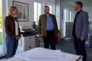 Die Kommissare Winter (Vanessa Eckart, l.) und Stadler (Dieter Fischer, M.) befragen im Rahmen ihrer Ermittlungen auch Hubert Bachmaier (Matthias Hack, r.), dessen Frau zu den Teilnehmern des Gl&uuml;cksseminars geh&ouml;rte.