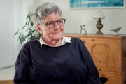 Ruth zeigt auf, inwiefern der Frauenverein den Robinson-Spielplatz ermöglicht hat.