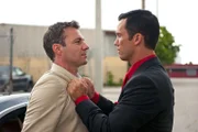 Die beiden konkurrierenden Spione Michael (Jeffrey Donovan) und Mason Gilroy (Chris Vance) geraten bei Michaels verdeckten Ermittlungen aneinander.