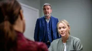 Im Verhör: Kommissar Bäckström (Kjell Bergqvist) und Kollegin Carlsson (Agnes Lindström Bolmgren).